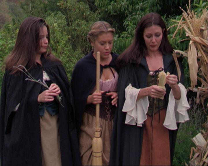 Charmed-Online_dot_net-3x04AllHalliwellsEve1786.jpg