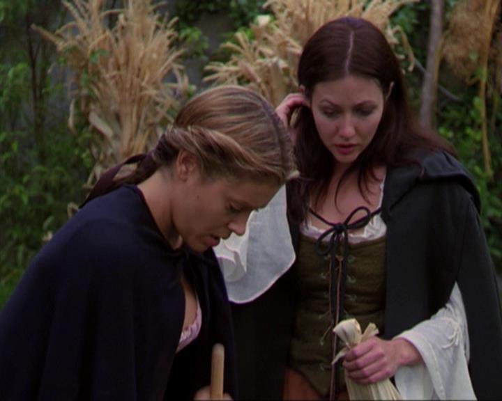 Charmed-Online_dot_net-3x04AllHalliwellsEve1801.jpg Charmed-Online_dot_net-3x04AllHalliwellsEve1801.jpg