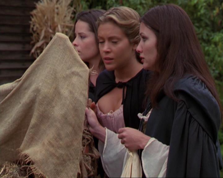 Charmed-Online_dot_net-3x04AllHalliwellsEve1824.jpg