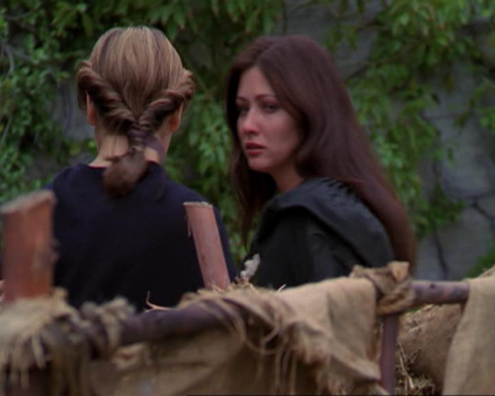Charmed-Online_dot_net-3x04AllHalliwellsEve1830.jpg Charmed-Online_dot_net-3x04AllHalliwellsEve1830.jpg
