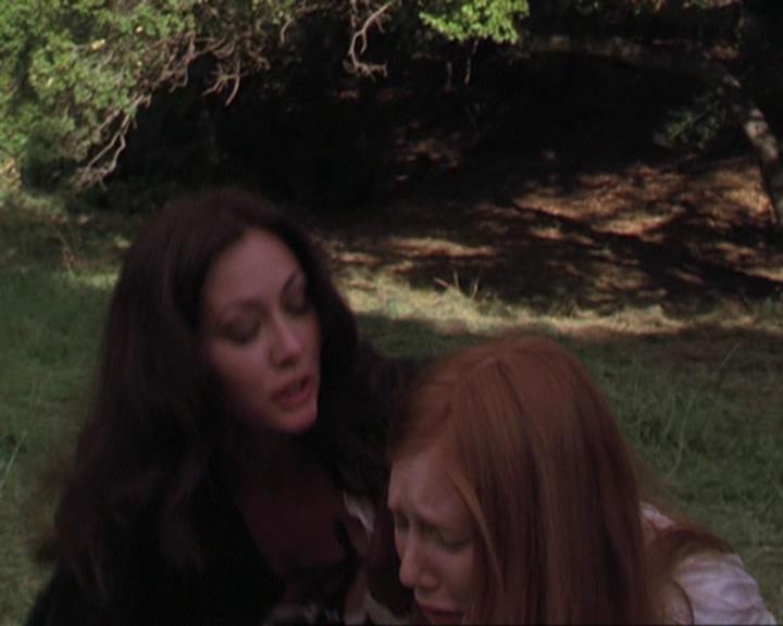 Charmed-Online_dot_net-3x04AllHalliwellsEve1906.jpg