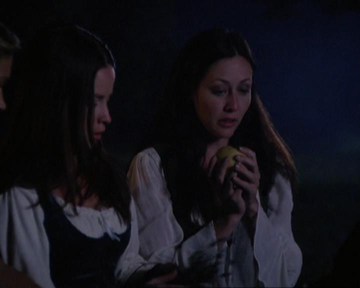 Charmed-Online_dot_net-3x04AllHalliwellsEve1939.jpg