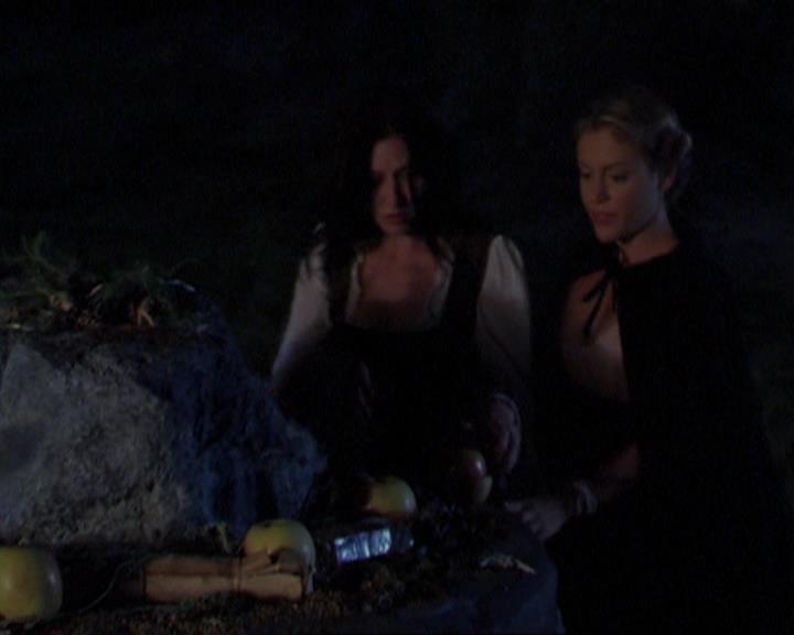 Charmed-Online_dot_net-3x04AllHalliwellsEve2000.jpg