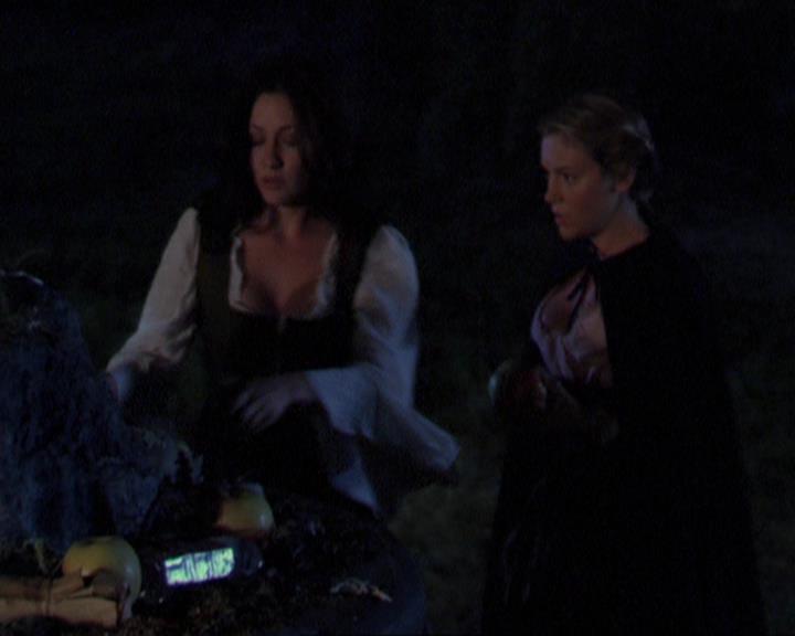 Charmed-Online_dot_net-3x04AllHalliwellsEve2002.jpg