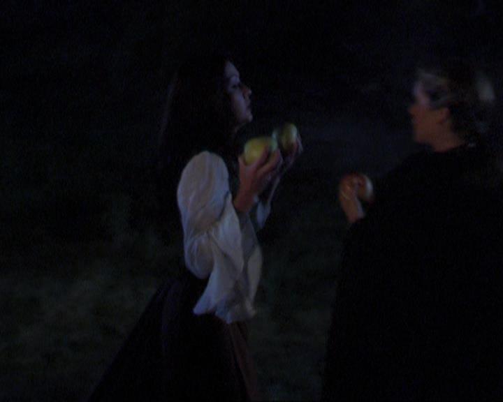 Charmed-Online_dot_net-3x04AllHalliwellsEve2004.jpg