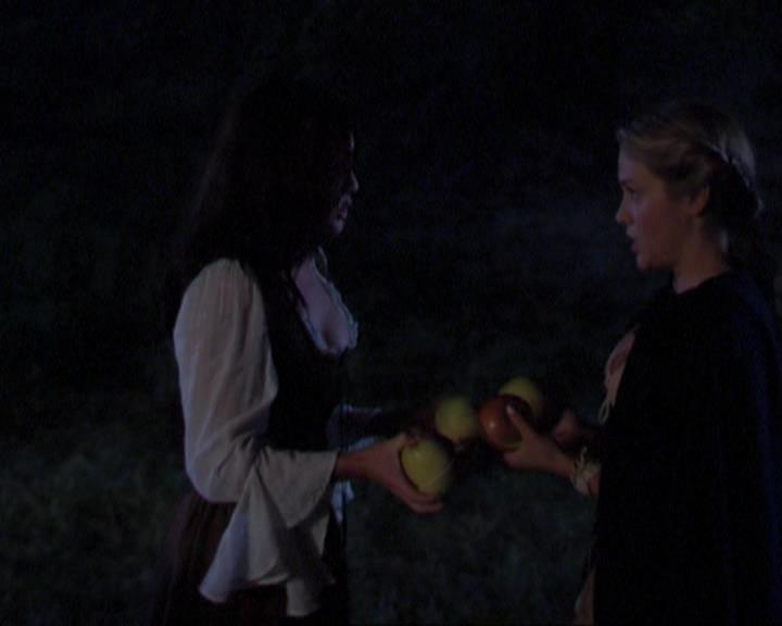 Charmed-Online_dot_net-3x04AllHalliwellsEve2006.jpg