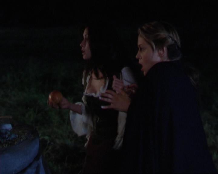 Charmed-Online_dot_net-3x04AllHalliwellsEve2052.jpg