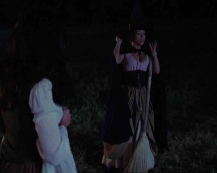 Charmed-Online_dot_net-3x04AllHalliwellsEve2070.jpg