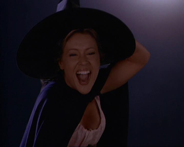 Charmed-Online_dot_net-3x04AllHalliwellsEve2090.jpg