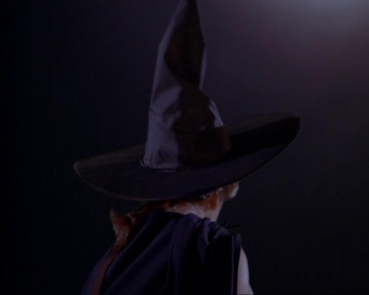 Charmed-Online_dot_net-3x04AllHalliwellsEve2098.jpg