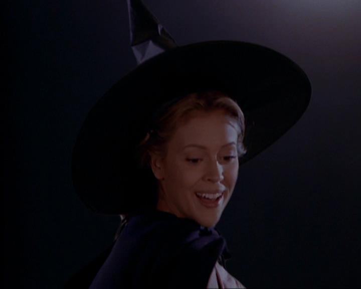 Charmed-Online_dot_net-3x04AllHalliwellsEve2101.jpg
