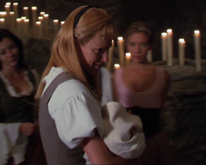 Charmed-Online_dot_net-3x04AllHalliwellsEve2136.jpg Charmed-Online_dot_net-3x04AllHalliwellsEve2136.jpg