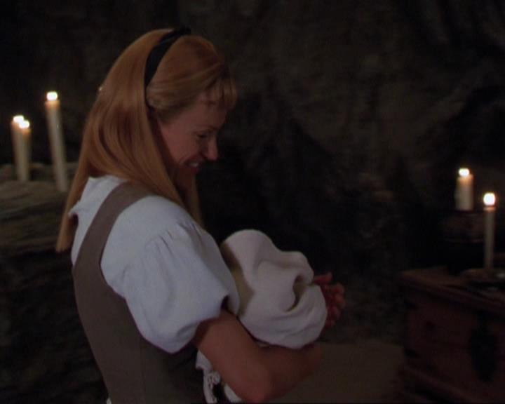 Charmed-Online_dot_net-3x04AllHalliwellsEve2137.jpg