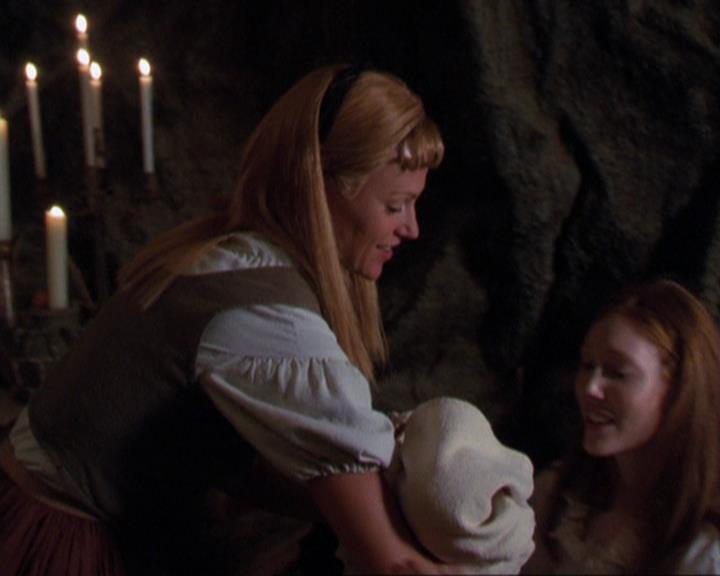 Charmed-Online_dot_net-3x04AllHalliwellsEve2139.jpg