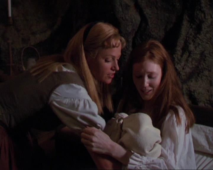 Charmed-Online_dot_net-3x04AllHalliwellsEve2140.jpg Charmed-Online_dot_net-3x04AllHalliwellsEve2140.jpg
