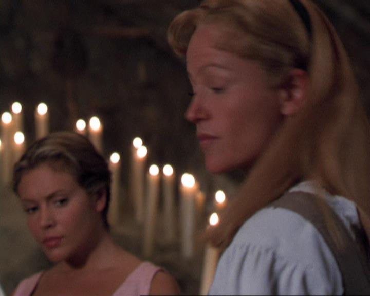 Charmed-Online_dot_net-3x04AllHalliwellsEve2174.jpg