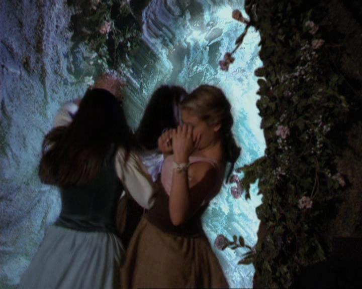 Charmed-Online_dot_net-3x04AllHalliwellsEve2212.jpg