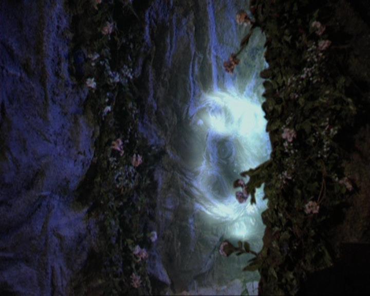 Charmed-Online_dot_net-3x04AllHalliwellsEve2213.jpg Charmed-Online_dot_net-3x04AllHalliwellsEve2213.jpg