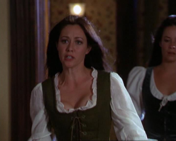 Charmed-Online_dot_net-3x04AllHalliwellsEve2248.jpg