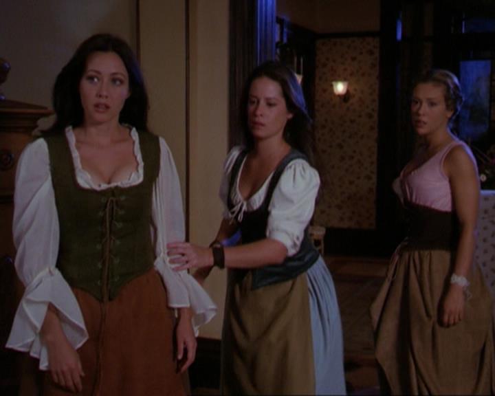 Charmed-Online_dot_net-3x04AllHalliwellsEve2255.jpg