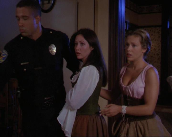 Charmed-Online_dot_net-3x04AllHalliwellsEve2270.jpg Charmed-Online_dot_net-3x04AllHalliwellsEve2270.jpg