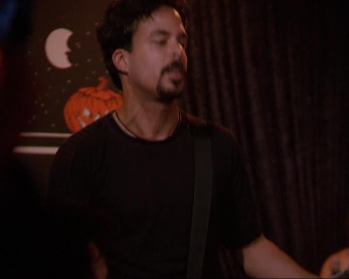 Charmed-Online_dot_net-3x04AllHalliwellsEve2297.jpg
