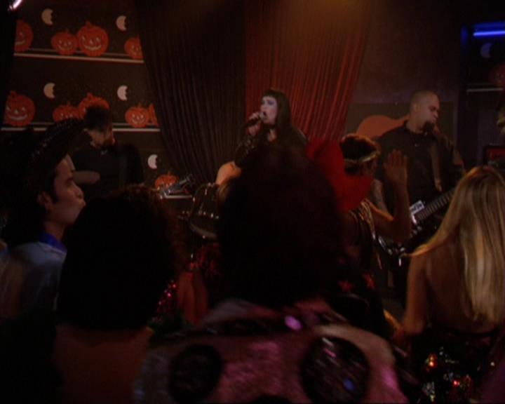 Charmed-Online_dot_net-3x04AllHalliwellsEve2305.jpg