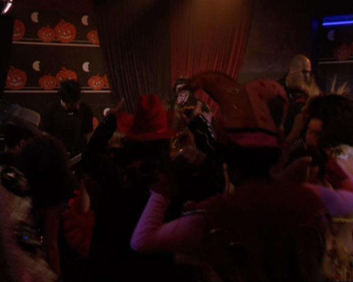 Charmed-Online_dot_net-3x04AllHalliwellsEve2307.jpg Charmed-Online_dot_net-3x04AllHalliwellsEve2307.jpg