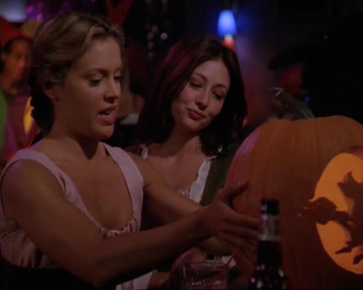 Charmed-Online_dot_net-3x04AllHalliwellsEve2328.jpg Charmed-Online_dot_net-3x04AllHalliwellsEve2328.jpg