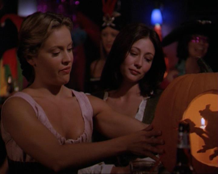Charmed-Online_dot_net-3x04AllHalliwellsEve2329.jpg Charmed-Online_dot_net-3x04AllHalliwellsEve2329.jpg