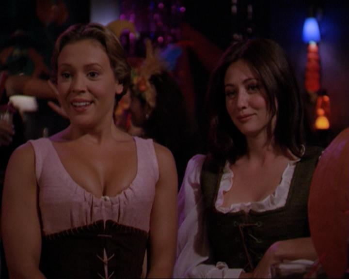 Charmed-Online_dot_net-3x04AllHalliwellsEve2332.jpg