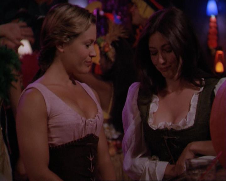 Charmed-Online_dot_net-3x04AllHalliwellsEve2341.jpg