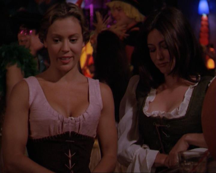 Charmed-Online_dot_net-3x04AllHalliwellsEve2342.jpg