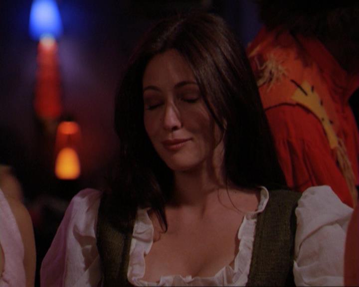Charmed-Online_dot_net-3x04AllHalliwellsEve2365.jpg Charmed-Online_dot_net-3x04AllHalliwellsEve2365.jpg