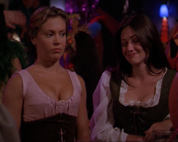 Charmed-Online_dot_net-3x04AllHalliwellsEve2374.jpg