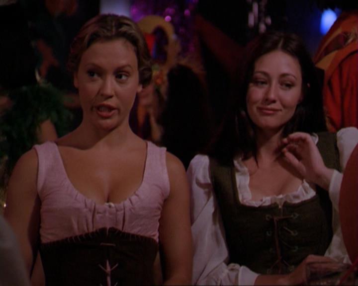 Charmed-Online_dot_net-3x04AllHalliwellsEve2376.jpg