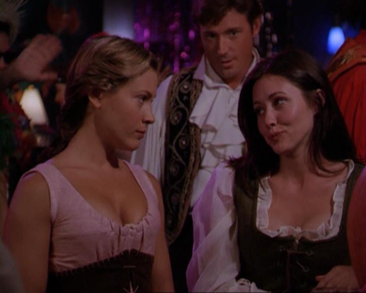 Charmed-Online_dot_net-3x04AllHalliwellsEve2381.jpg Charmed-Online_dot_net-3x04AllHalliwellsEve2381.jpg