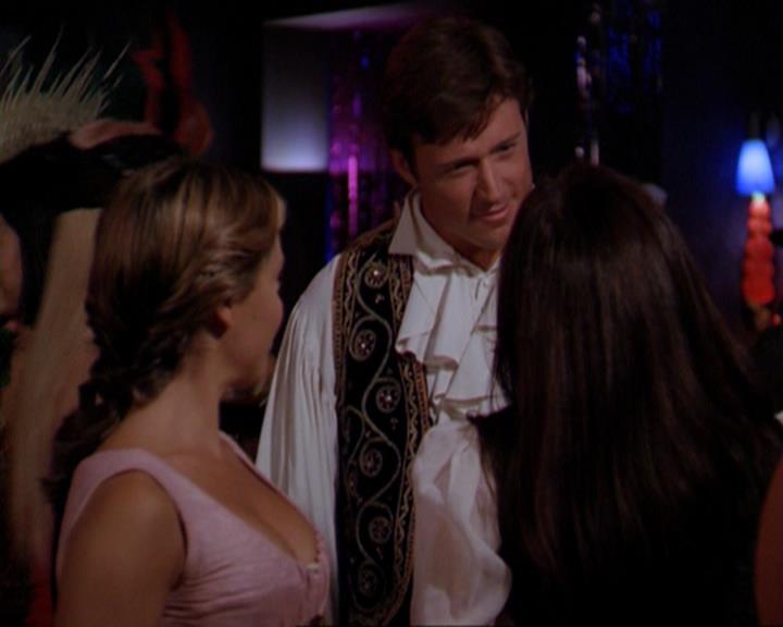 Charmed-Online_dot_net-3x04AllHalliwellsEve2395.jpg