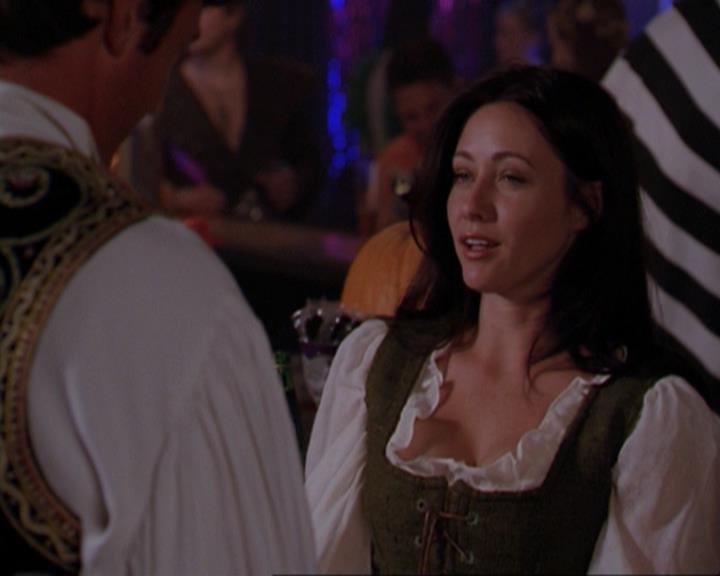Charmed-Online_dot_net-3x04AllHalliwellsEve2398.jpg