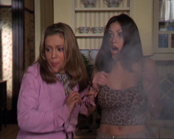 Charmed-Online-dot-net_309SleuthingWithTheEnemy0110.jpg