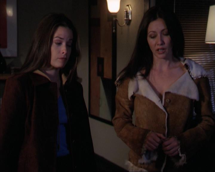 Charmed-Online-dot-net_309SleuthingWithTheEnemy1875.jpg Charmed-Online-dot-net_309SleuthingWithTheEnemy1875.jpg