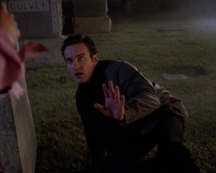 Charmed-Online-dot-net_309SleuthingWithTheEnemy1970.jpg Charmed-Online-dot-net_309SleuthingWithTheEnemy1970.jpg