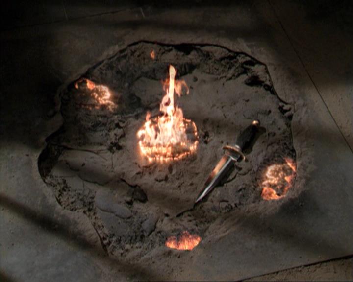 Charmed-Online-dot-net_309SleuthingWithTheEnemy2283.jpg Charmed-Online-dot-net_309SleuthingWithTheEnemy2283.jpg