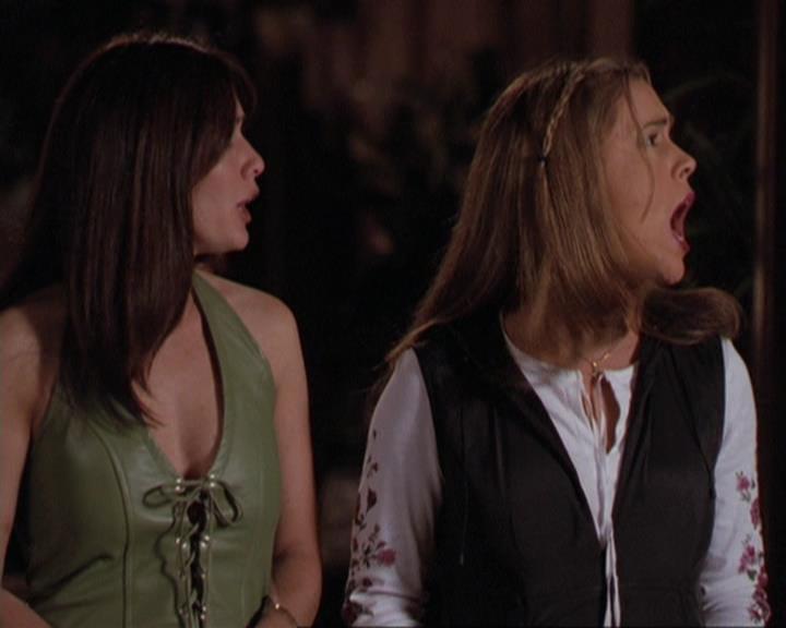 Charmed-Online-dot-311BlindedByTheWhitelighter1985.jpg Charmed-Online-dot-311BlindedByTheWhitelighter1985.jpg