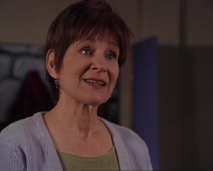 Charmed-Online-dot-316DeathTakesAHalliwell0200.jpg