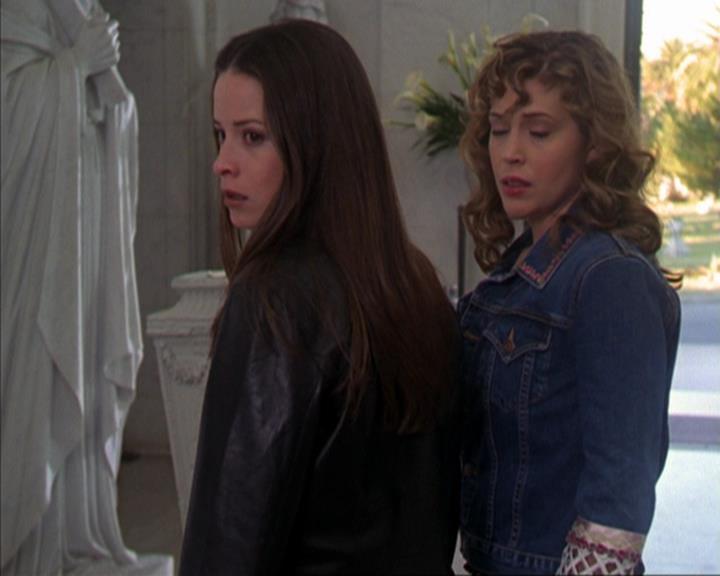 Charmed-Online-dot-316DeathTakesAHalliwell2003.jpg