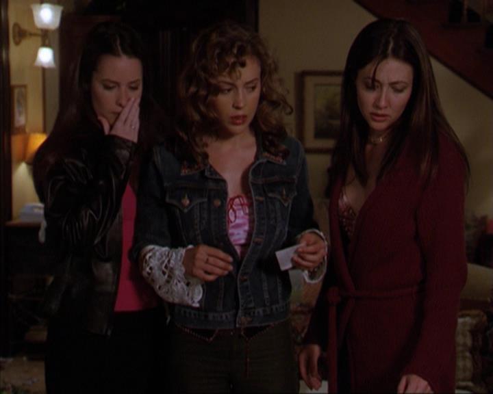 Charmed-Online-dot-316DeathTakesAHalliwell2152.jpg