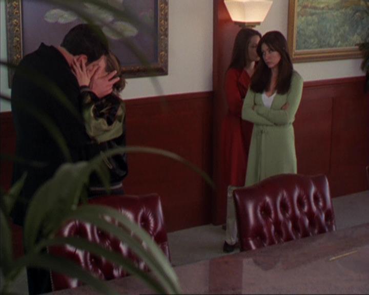 Charmed-Online-dot-319TheDemonWhoCameInFromTheCold2139.jpg