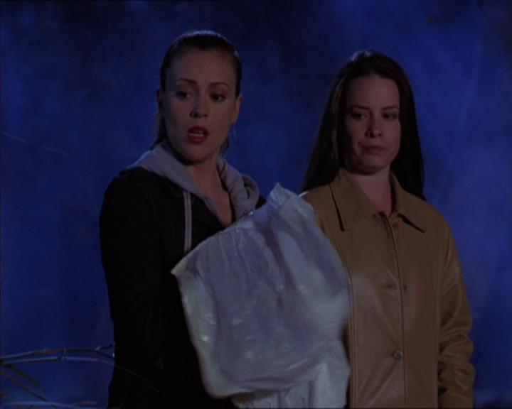 Charmed-Online-dot-320LookWhosBarking1105.jpg Charmed-Online-dot-320LookWhosBarking1105.jpg