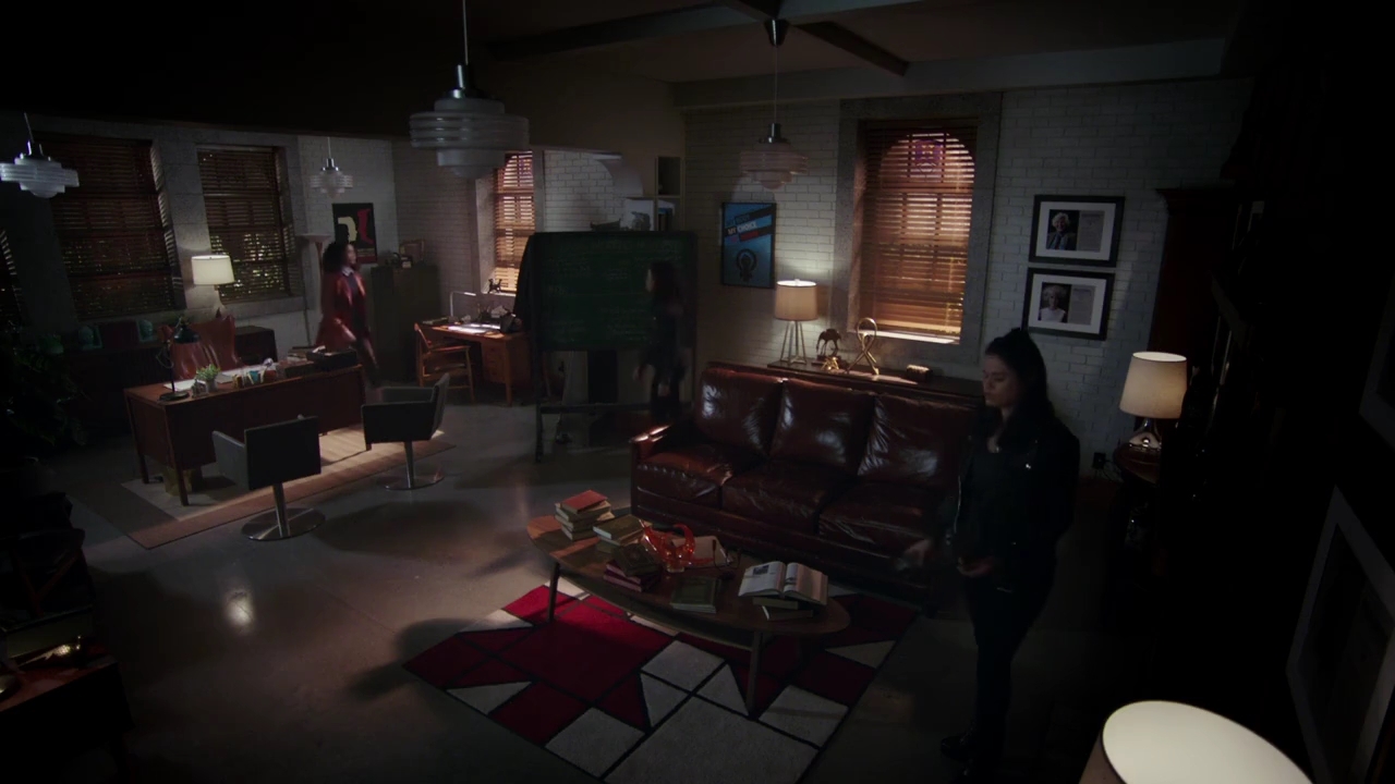Charmed-Online-dot-nl_Charmed-1x02LetThisMotherOut01474.jpg